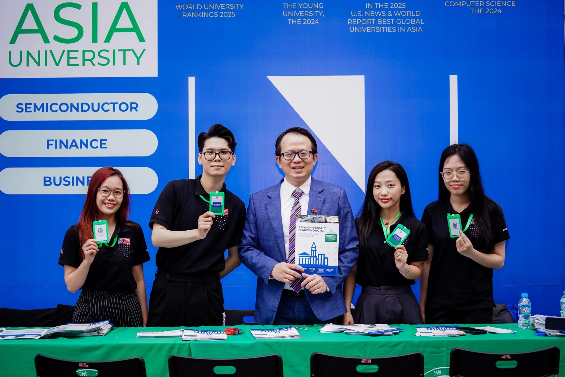 Đội ngũ tư vấn tuyển sinh và lãnh đạo Asia University Vietnam có mặt tại Ngày Hội Tư vấn - Tuyển sinh 2025 do Báo Tuổi trẻ tổ chức