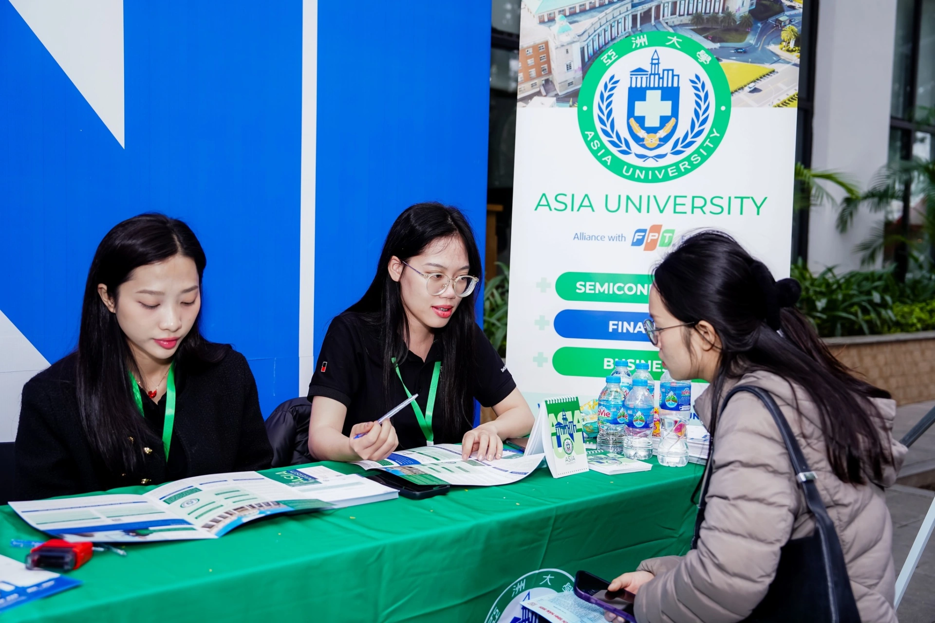 Các em học sinh được tư vấn về chương trình học tại Asia University Vietnam