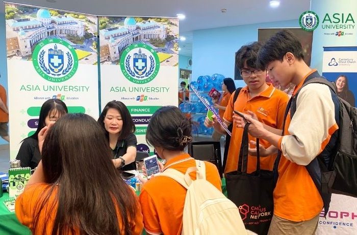 Các bạn học sinh hào hứng khám phá thông tin tại gian hàng của Asia University Vietnam