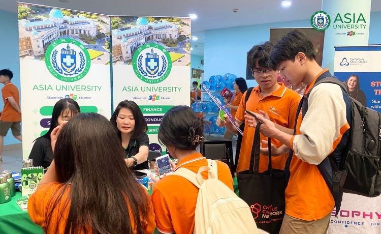 Các bạn học sinh hào hứng khám phá thông tin tại gian hàng của Asia University Vietnam