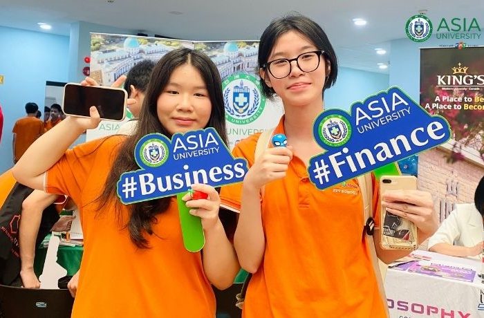Các bạn học sinh thích thú check-in tại không gian ấn tượng của gian hàng