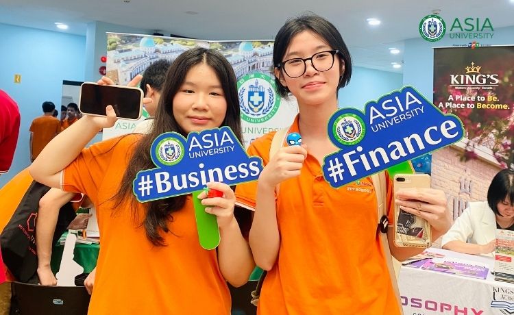 Các bạn học sinh thích thú check-in tại không gian ấn tượng của gian hàng