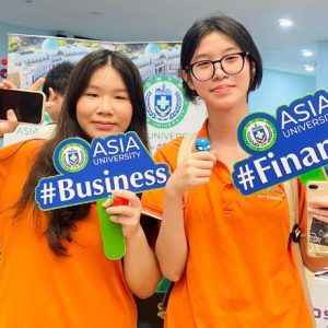 Các bạn học sinh thích thú "check-in" tại không gian ấn tượng của gian hàng