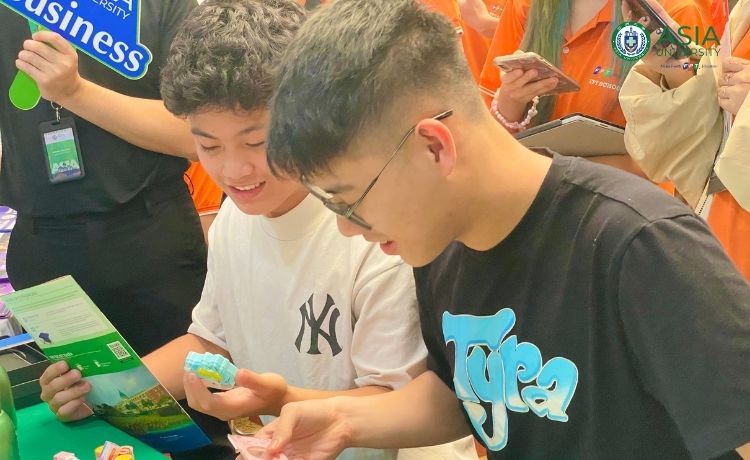 Không khí sôi nổi tại khu vực tư vấn, các em học sinh chăm chú lắng nghe những chia sẻ định hướng