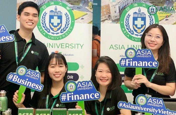 Đội ngũ tư vấn viên nhiệt tình của Asia University Vietnam luôn sẵn sàng giải đáp mọi thắc mắc