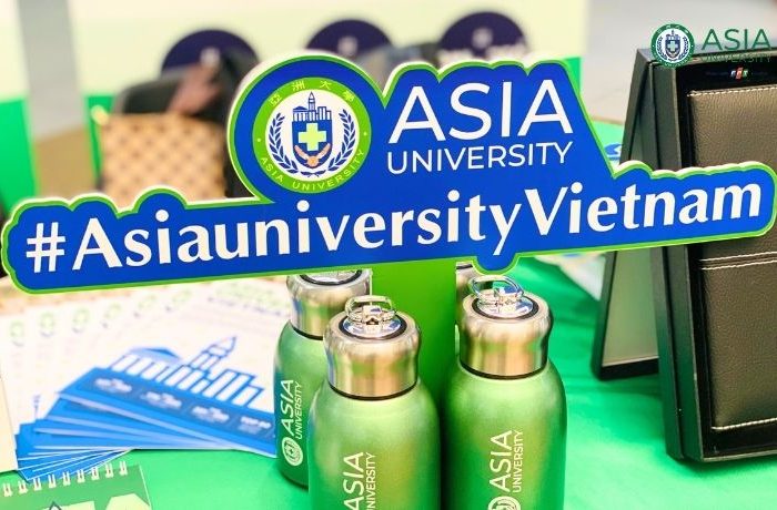 Gian hàng Asia University Vietnam nổi bật giữa không gian ngày hội hướng nghiệp