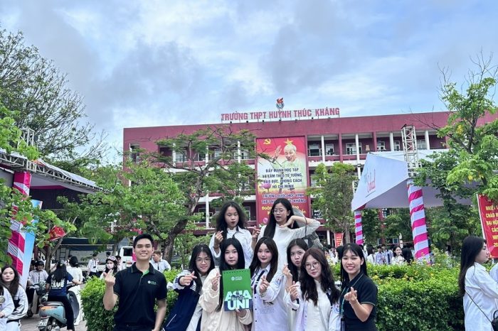 Khoảnh khắc đáng nhớ của các em học sinh ưu tú khi nhận học bổng từ Asia University Vietnam