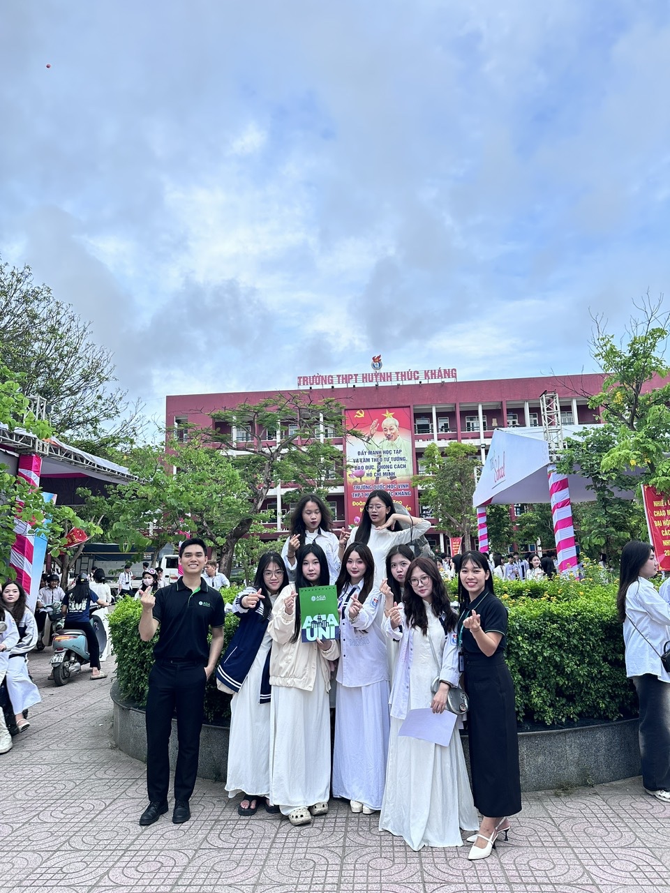 Khoảnh khắc đáng nhớ của các em học sinh ưu tú khi nhận học bổng từ Asia University Vietnam