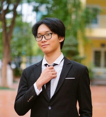 Lê Đức Mạnh nhận học bổng Asia Pioneer từ Asia University Vietnam
