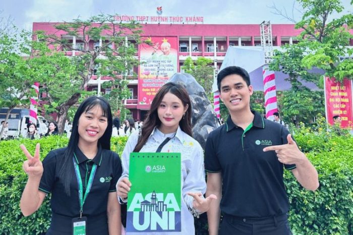 Nhiều học sinh bày tỏ niềm vui khi được nhận học bổng