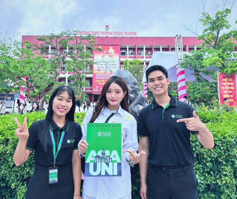 Nhiều học sinh bày tỏ niềm vui khi được nhận học bổng