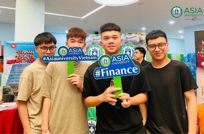 Các bạn trẻ hào hứng ghi lại những hình ảnh đẹp tại sự kiện cùng Asia University Vietnam