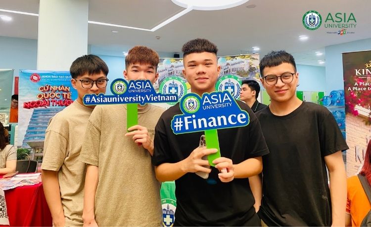 Các bạn trẻ hào hứng ghi lại những hình ảnh đẹp tại sự kiện cùng Asia University Vietnam