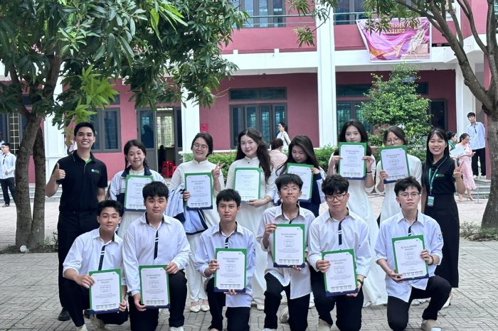 Niềm vui và sự háo hức của các em học sinh khi cầm trên tay những suất học bổng, tiếp thêm động lực trên con đường chinh phục tri thức.