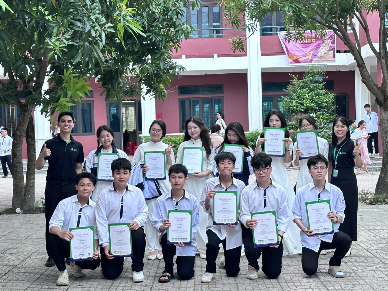 Niềm vui và sự háo hức của các em học sinh khi cầm trên tay những suất học bổng, tiếp thêm động lực trên con đường chinh phục tri thức.