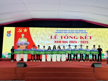 Asia University Vietnam trao học bổng tại Trường THPT Huỳnh Thúc Kháng, Nghệ An