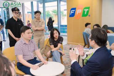 Phụ huynh và học sinh THPT hào hứng khám phá tương lai nghề nghiệp trong kỷ nguyên AI và công nghệ bán dẫn