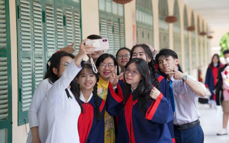 Hữu Thiện (áo trắng, đứng ngoài cùng bên phải) chụp hình cùng các bạn trong ngày tốt nghiệp