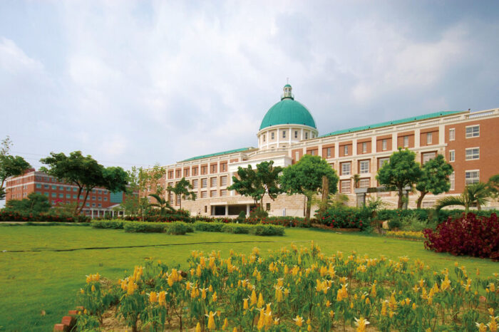 Khung cảnh thiên nhiên hòa quyện cùng kiến trúc Baroque châu Âu tráng lệ của Asia University