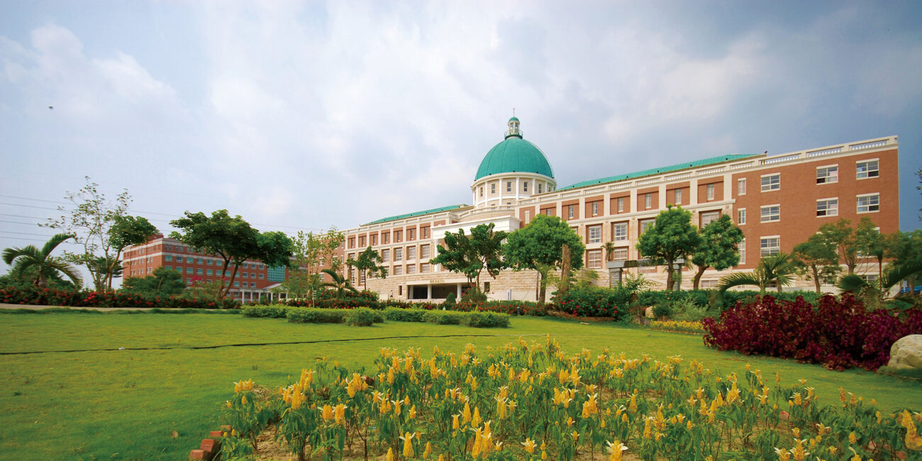 Khung cảnh thiên nhiên hòa quyện cùng kiến trúc Baroque châu Âu tráng lệ của Asia University