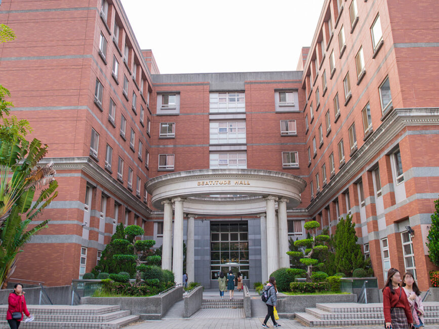 Có bốn ký túc xá: Gratitude Hall, Beatitude Hall, Summit Hall, Dreamweaver Hall chủ yếu bao gồm các phòng bốn người, với hơn 4.000 giường để đáp ứng nhu cầu của sinh viên