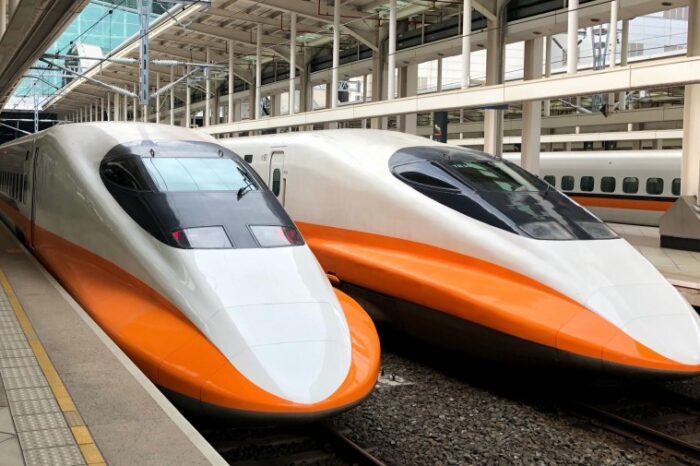 Sinh viên có thể sử dụng nhiều loại phương tiện công cộng hiện đại để tới tường hoặc đi khám phá xung quanh