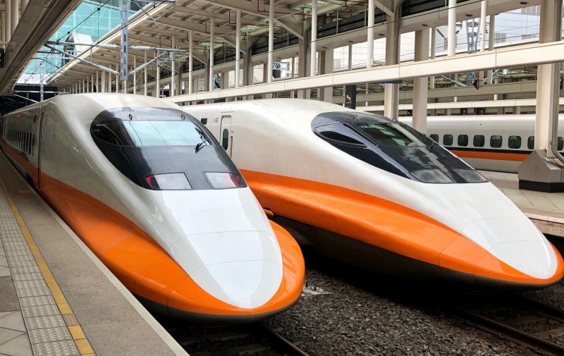 Sinh viên có thể sử dụng nhiều loại phương tiện công cộng hiện đại để tới tường hoặc đi khám phá xung quanh