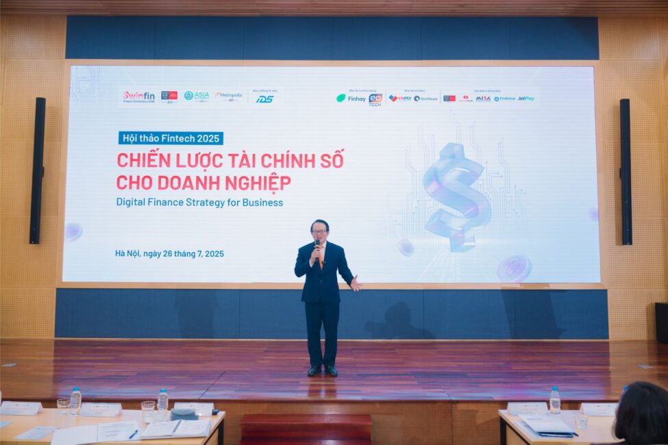 TS. Hoàng Việt Hà – Giám đốc Asia University Vietnam đã nhấn mạnh vai trò ngày càng quan trọng của công nghệ tài chính
