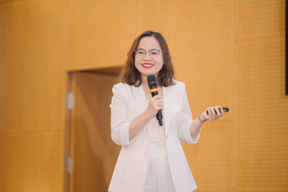 PGS. TS. Phạm Thị LiênGiám đốc Đào tạo, Trưởng khoa Kinh Doanh & Tài chính, Asia University Vietnam phát biểu tại hội thảo Fintech