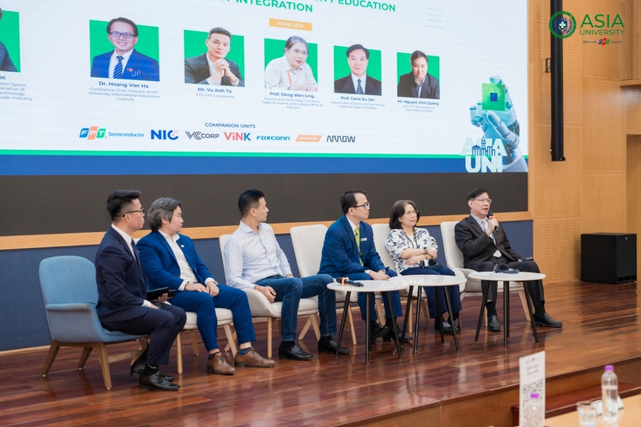 Giáo sư Gene-Eu Jan (đầu tiên từ phải sang) chia sẻ về tiềm năng phát triển ngành Công nghệ bán dẫn