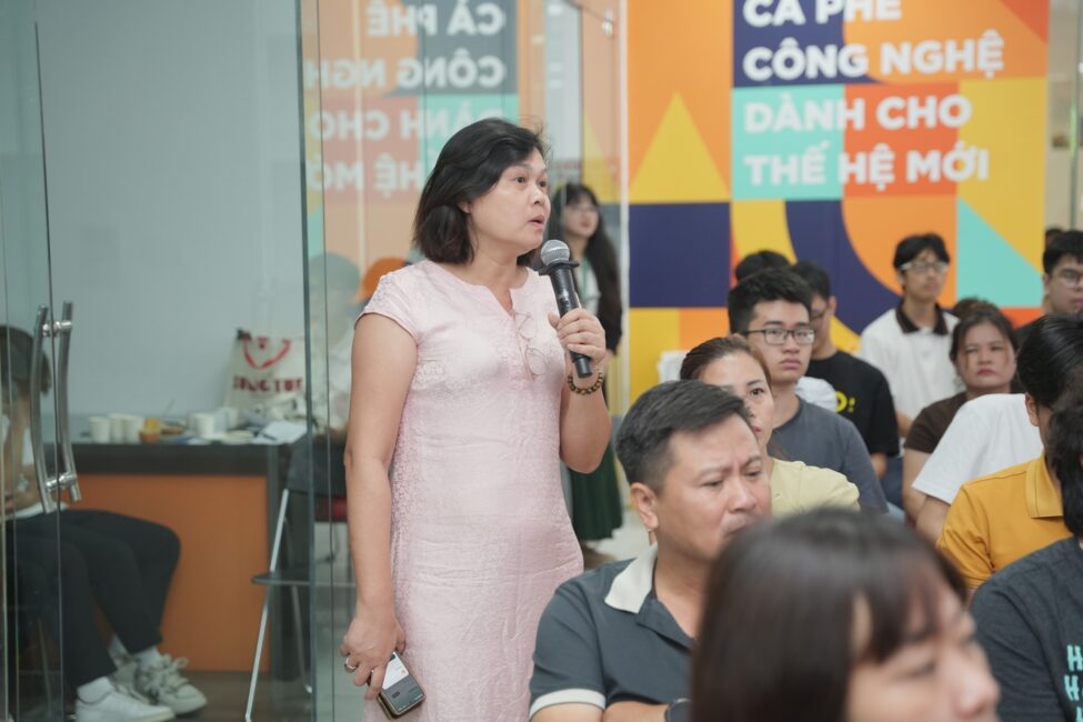 Phụ huynh đặt câu hỏi cho diễn giả tại sự kiện