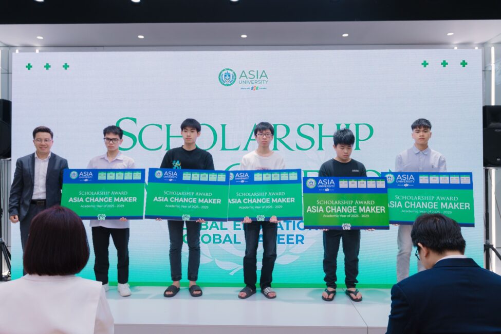 Nhiều suất học bổng giá trị đã được trao cho học sinh tại sự kiện