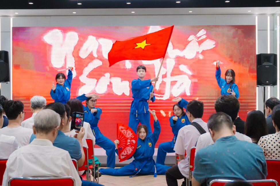 Tiết mục văn nghệ khuấy động không khí tại sự kiện Info Day Asia University Vietnam
