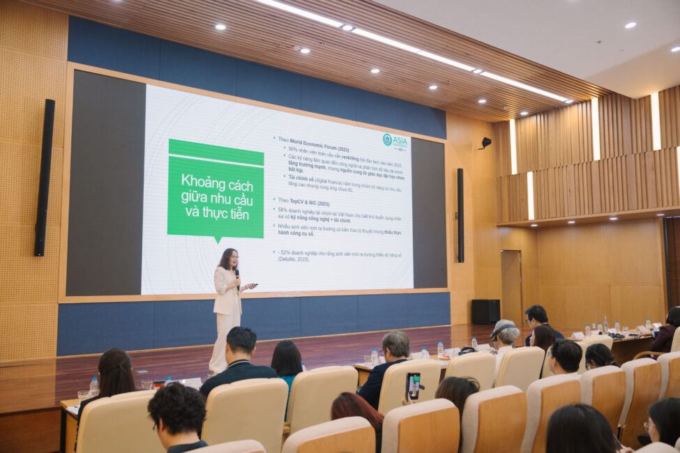 PGS.TS Phạm Thị Liên - Giám đốc Đào tạo, Trưởng khoa Kinh doanh & Tài chính, Asia University Vietnam chia sẻ tại hội thảo về ngành tài chính số