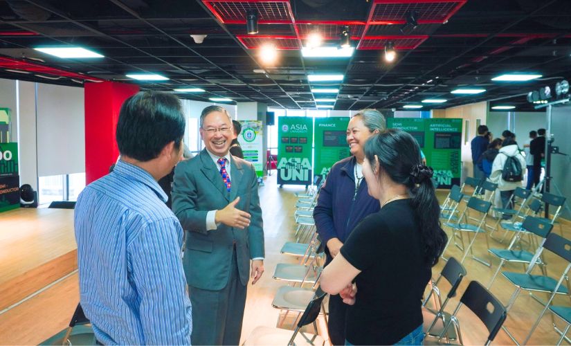 Chuyên gia và phụ huynh trao đổi thêm thông tin về chương trình, ngành học khi sự kiện kết thúc