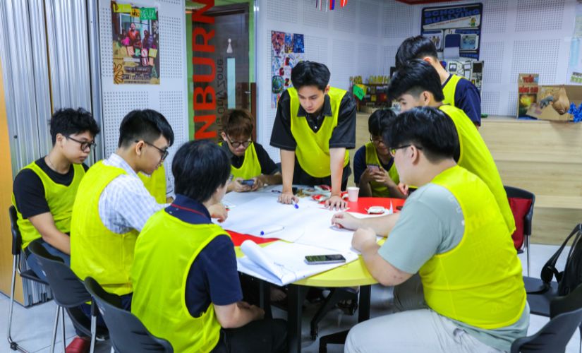 Sinh viên làm việc nhóm tại Ngày hội trải nghiệm Công dân toàn cầu