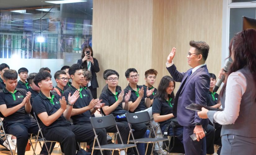 Giảng viên nhà trường gửi lời chào đến phụ huynh và các bạn tân sinh viên