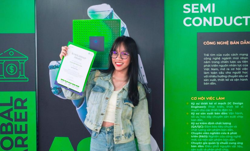 Học sinh vui vé check in với chứng nhận học bổng của Asia University Vietnam