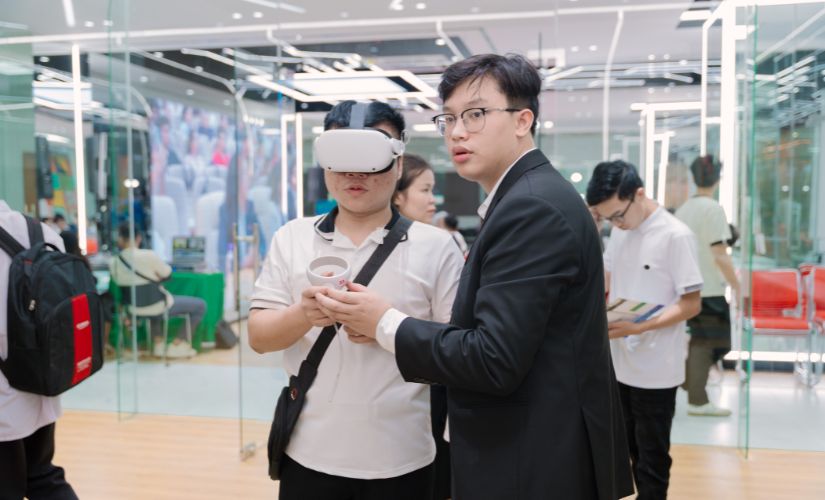 Học sinh tham gia trải nghiệm công nghệ mới tại Asia University Vietnam