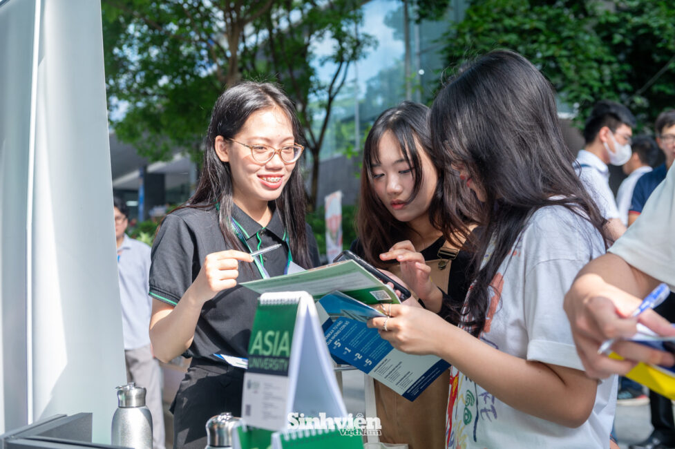 Tư vấn trực tiếp giúp học sinh hiểu rõ lộ trình học tập quốc tế tại Asia Vietnam
