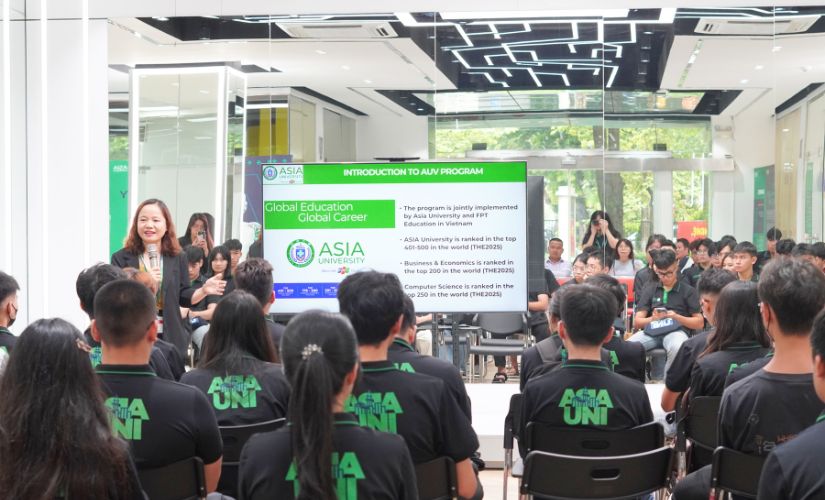 Các bạn tân sinh viên Asia University Vietnam được cung cấp thông tin về ngành học