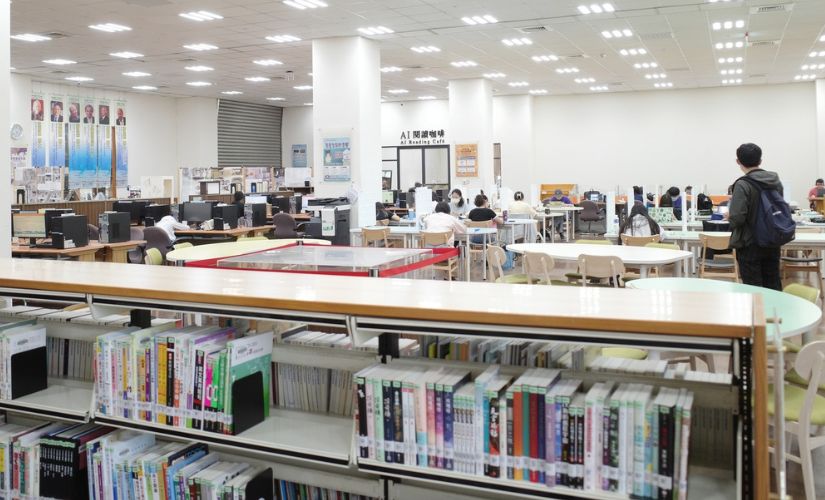 Không gian thư viện rộng rãi, khu tự học tiện ích