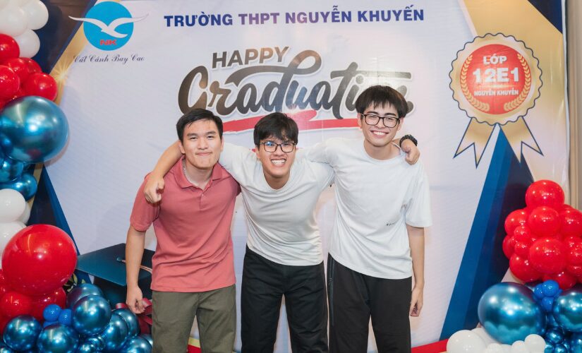 Trần Quốc Huy (đứng giữa) học tập theo hương pháp “đào sâu, nắm vững bản chất và nền tảng”