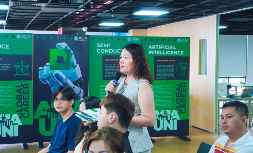 Phụ huynh đặt câu hỏi cho chuyên gia Asia University Vietnam tại sự kiện
