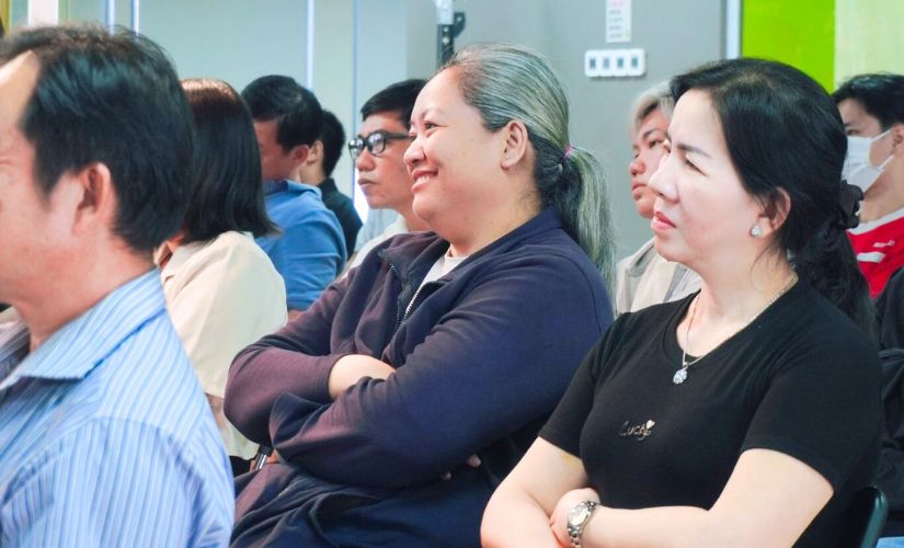Qúy Phụ huynh chăm chú lắng nghe những chia sẻ của chuyên gia tại sự kiện
