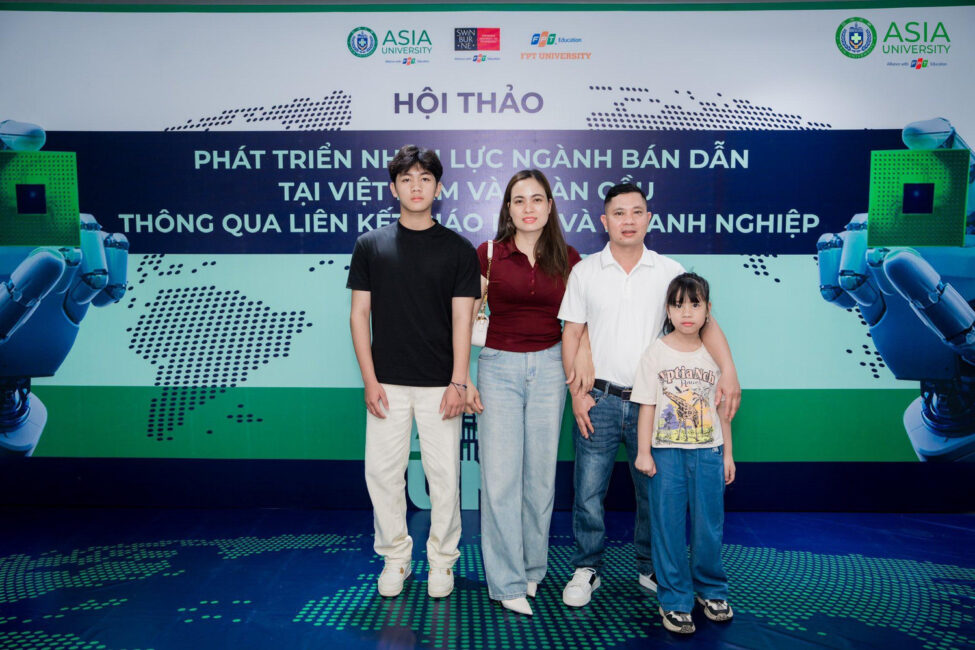 Anh Trần Hùng Cường và vợ luôn đồng hành cùng con trong hành trình tìm hiểu và lựa chọn hướng đi phù hợp