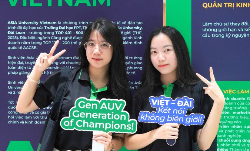 Sinh viên ngành Quản trị kinh doanh tại Asia University Vietnam trong bộ đồng phục của trường