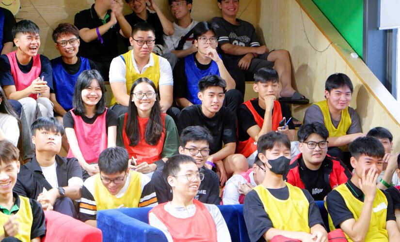 Sinh viên Asia University Vietnam lắng nghe phổ biến bài thi đánh giá