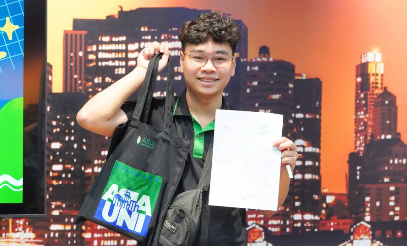 Tân sinh viên Asia University Vietnam vui vẻ check-in cùng bộ Student Kit