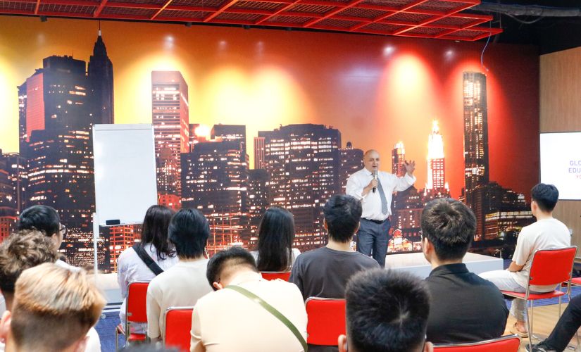 Tân sinh viên Asia University Vietnam đã đạt học bổng Taiwan Gateway lắng nghe những chia sẻ về hành trình sắp tới